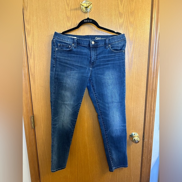 Gap 1969 girlfriend cropped jeans - Picture 2 of 3